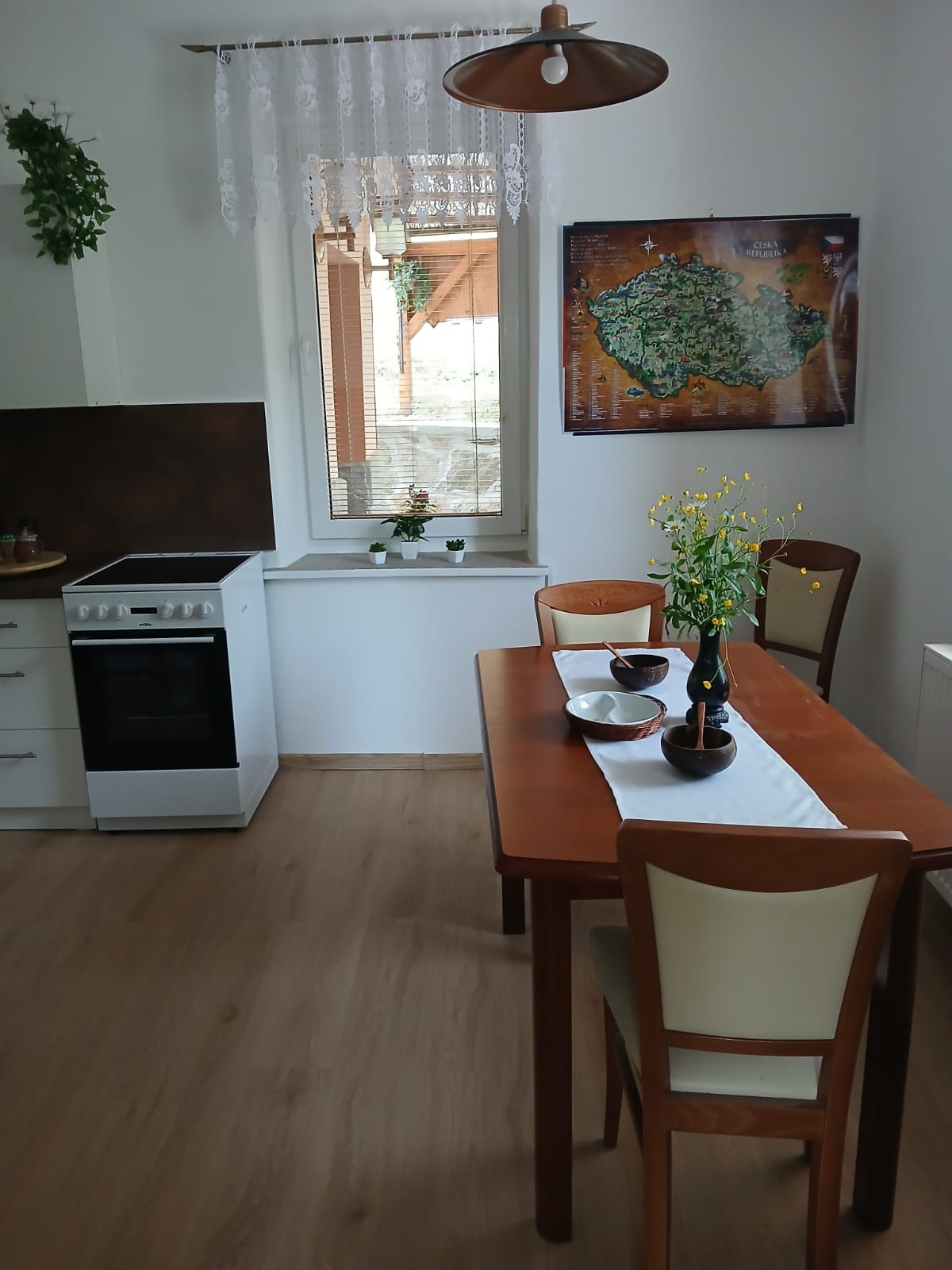 Část kuchyně s pohodlným jídelním stolem