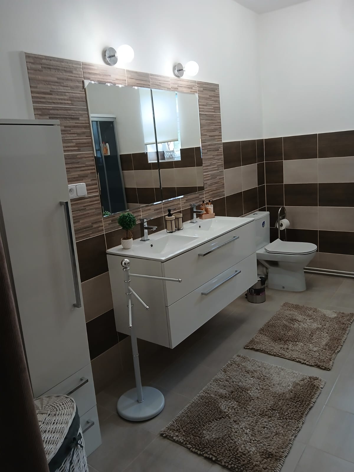 Moderní koupelna s umyvadlem a zrcadlem