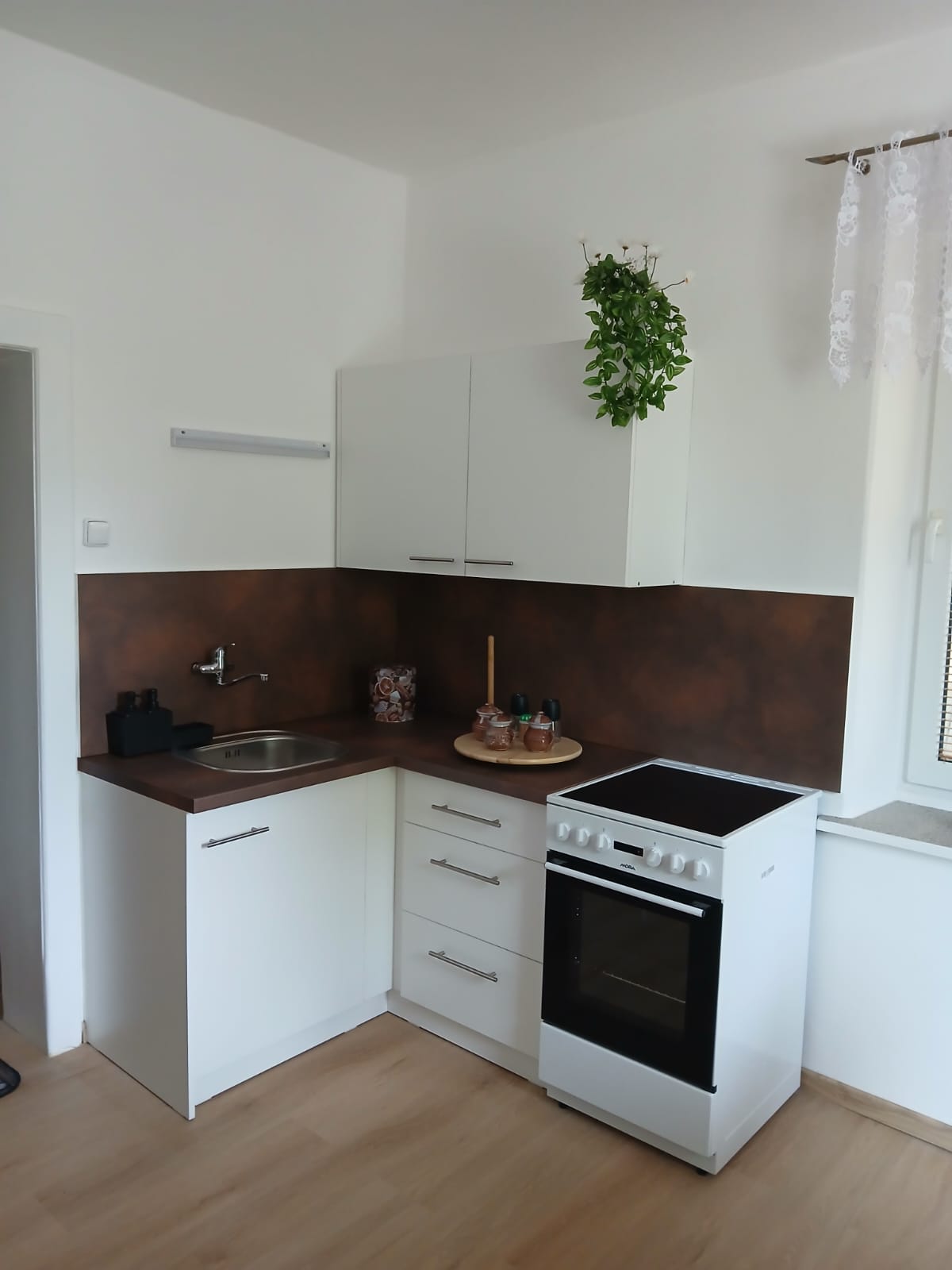 Pohled do kuchyně z druhé strany apartmánu