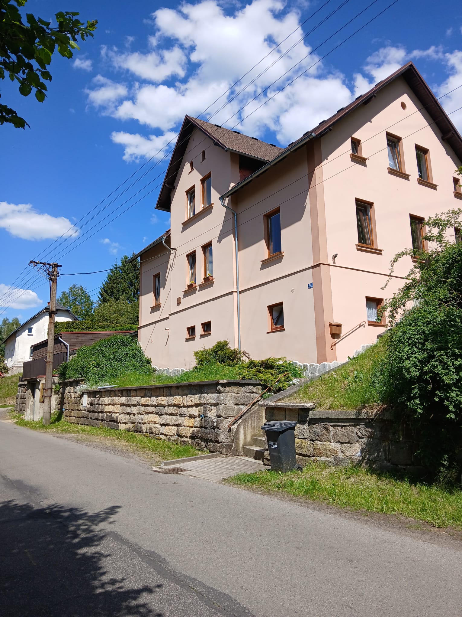 Pohled na moderní apartmánový dům Janoli v Dolní Poustevně