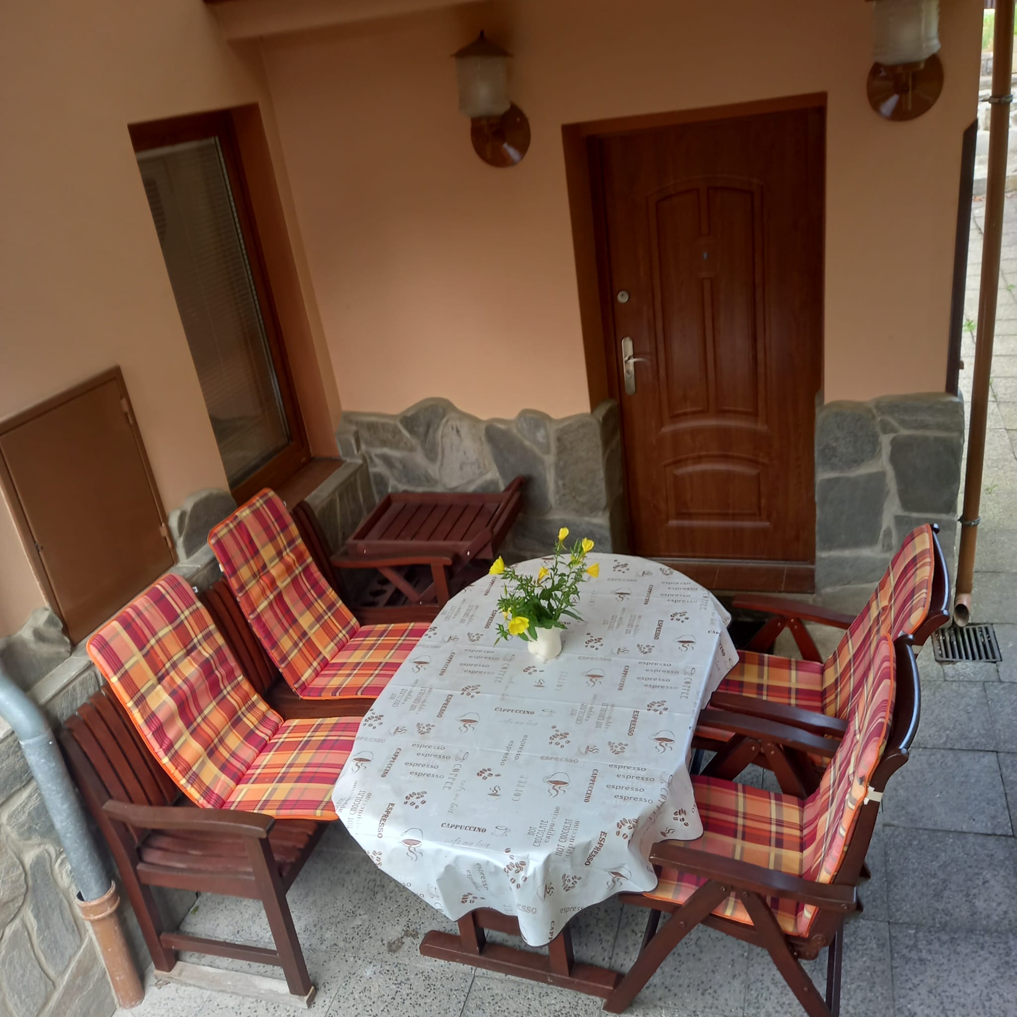 Zastřešená venkovní terasa s posezením u apartmánu